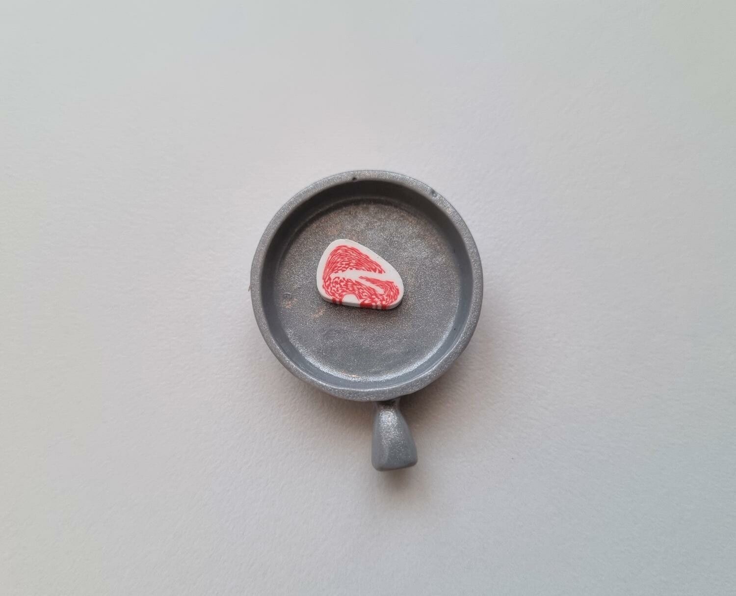 Stekpanna med köttbit. Miniatyrer för tittskåp, dockskåp (variant 1)