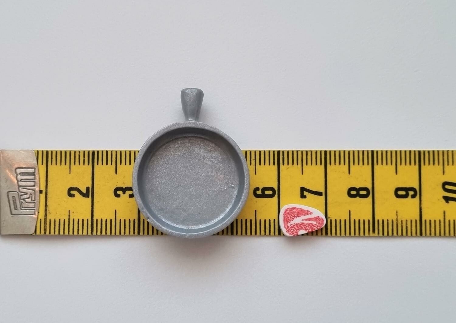 Stekpanna med köttbit. Miniatyrer för tittskåp, dockskåp (variant 1)