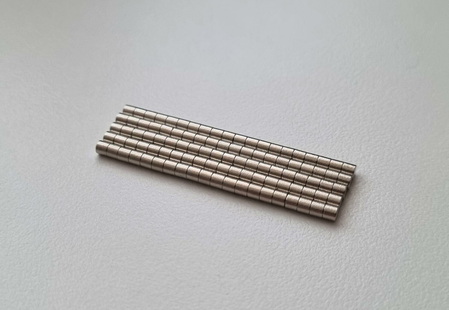 100 st Neodymium magneter (2x2 mm) runda magneter