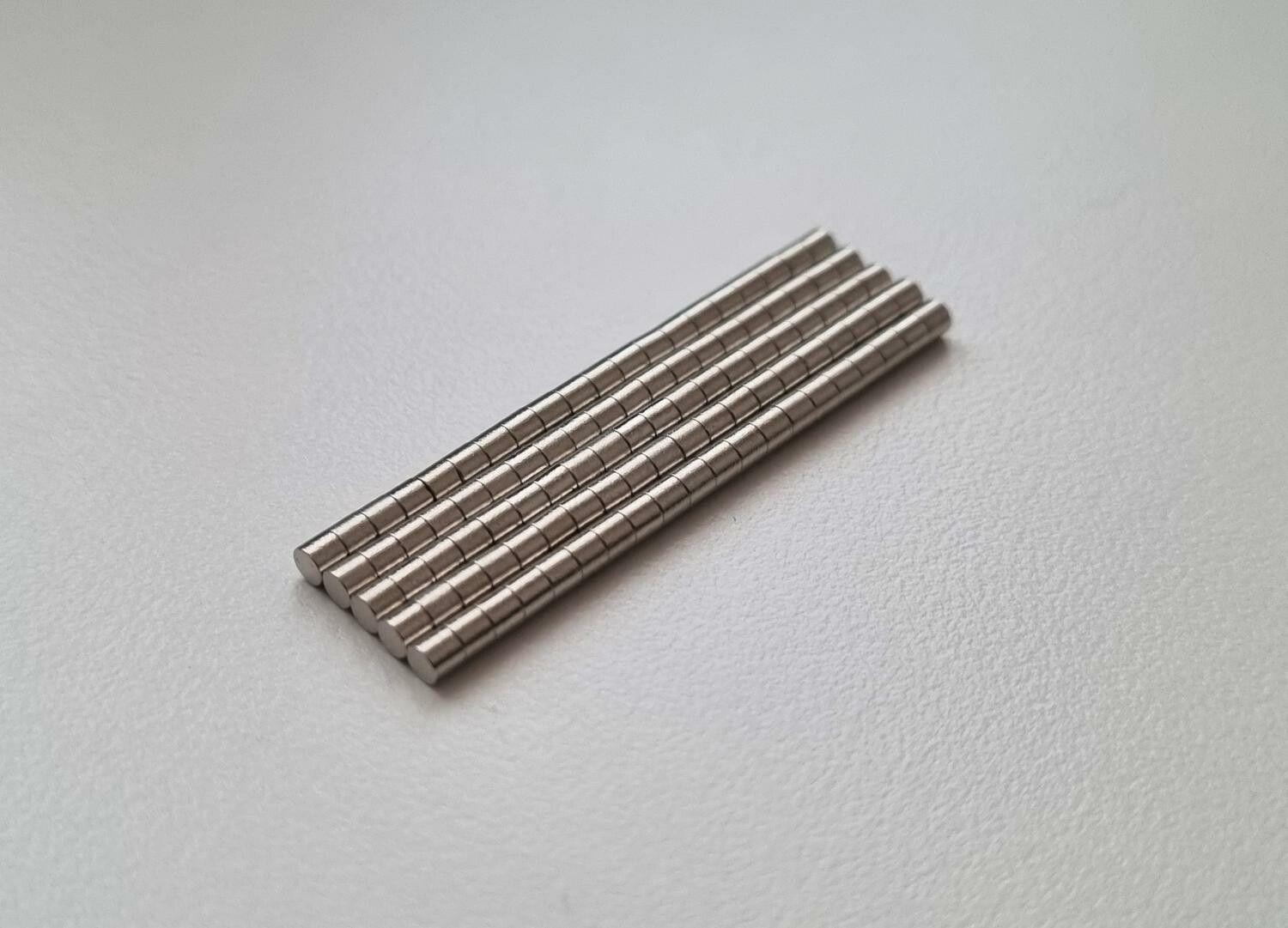 100 st Neodymium magneter (2x2 mm) runda magneter