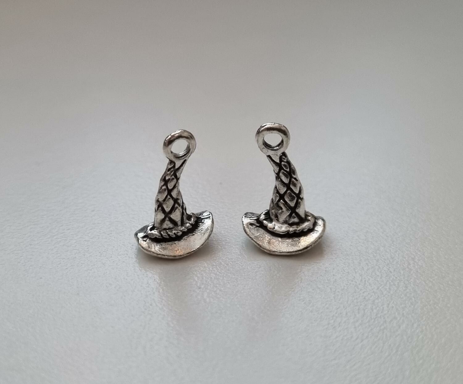 Söt liten magikerhatt / trollkarlshatt, miniatyr / berlock
