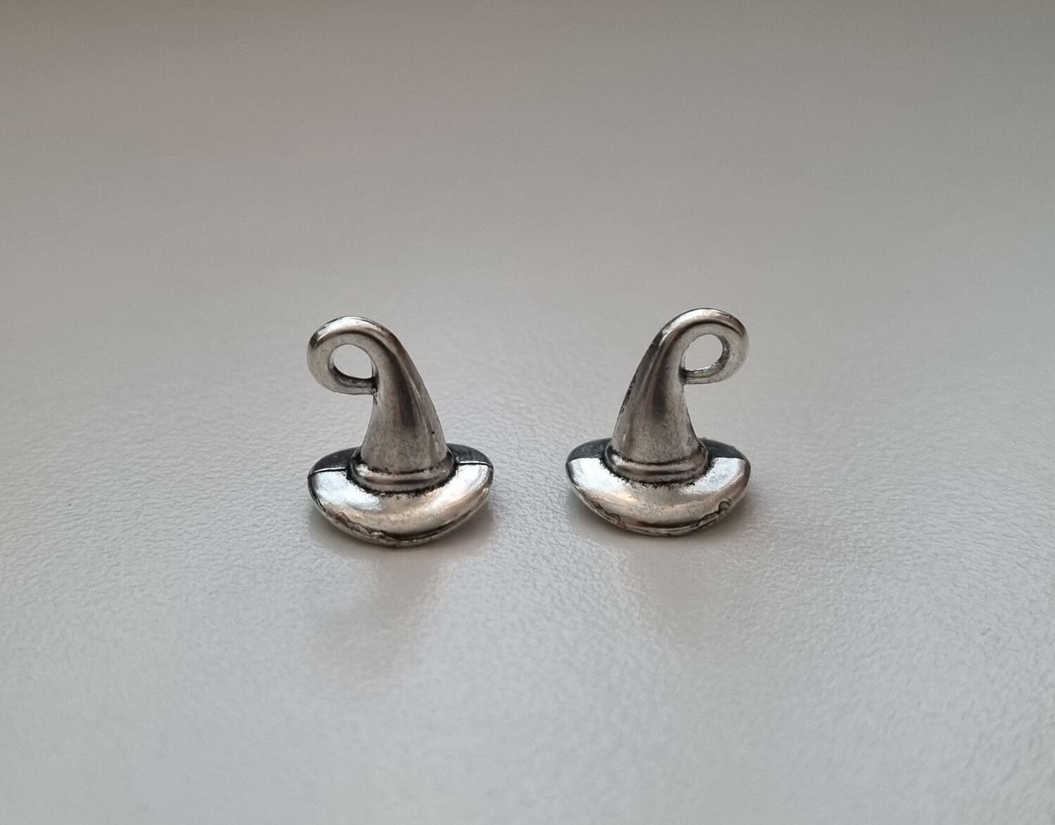 Söt liten magikerhatt / trollkarlshatt, miniatyr / berlock