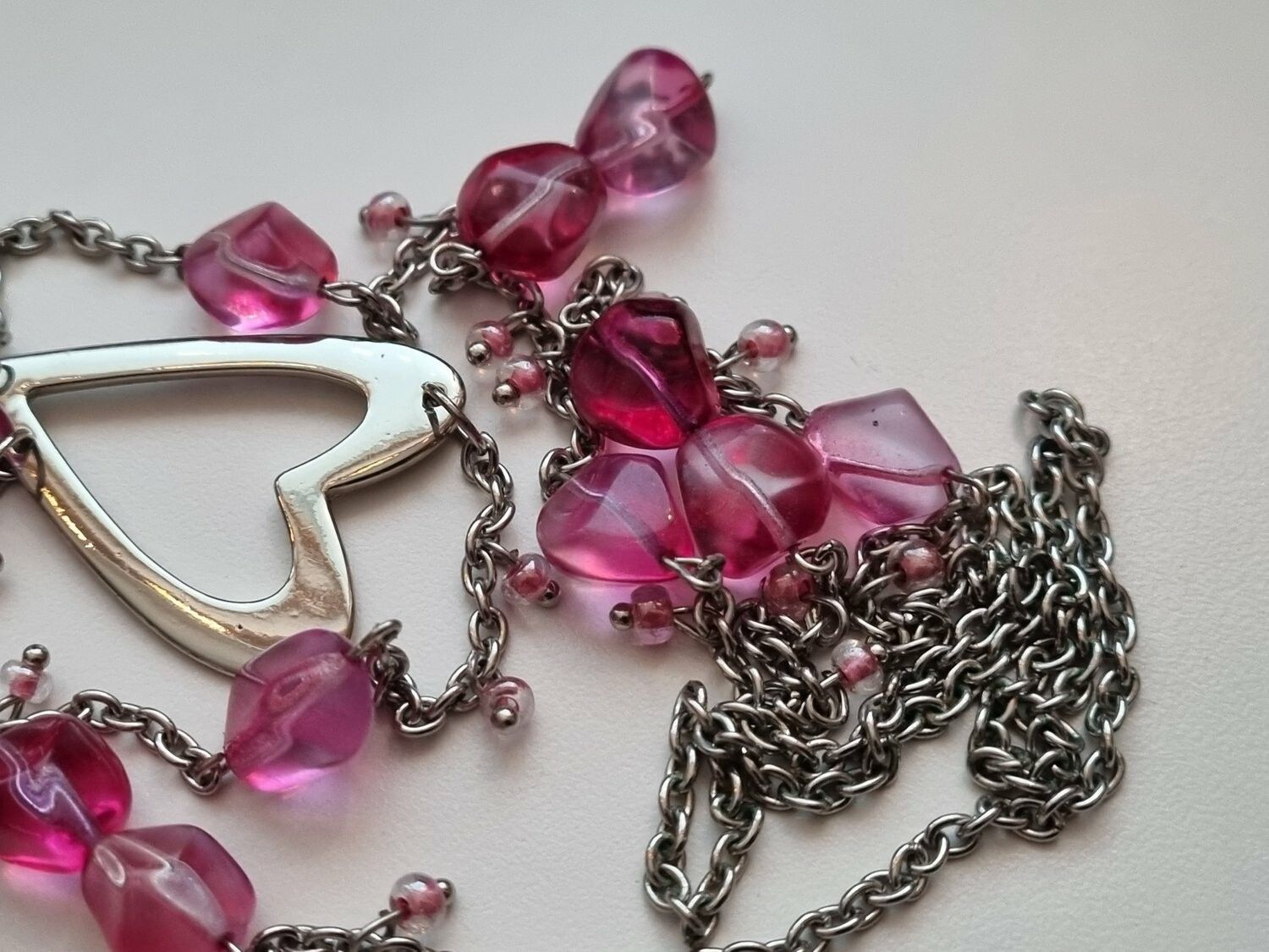 Långt halsband med ett hjärta