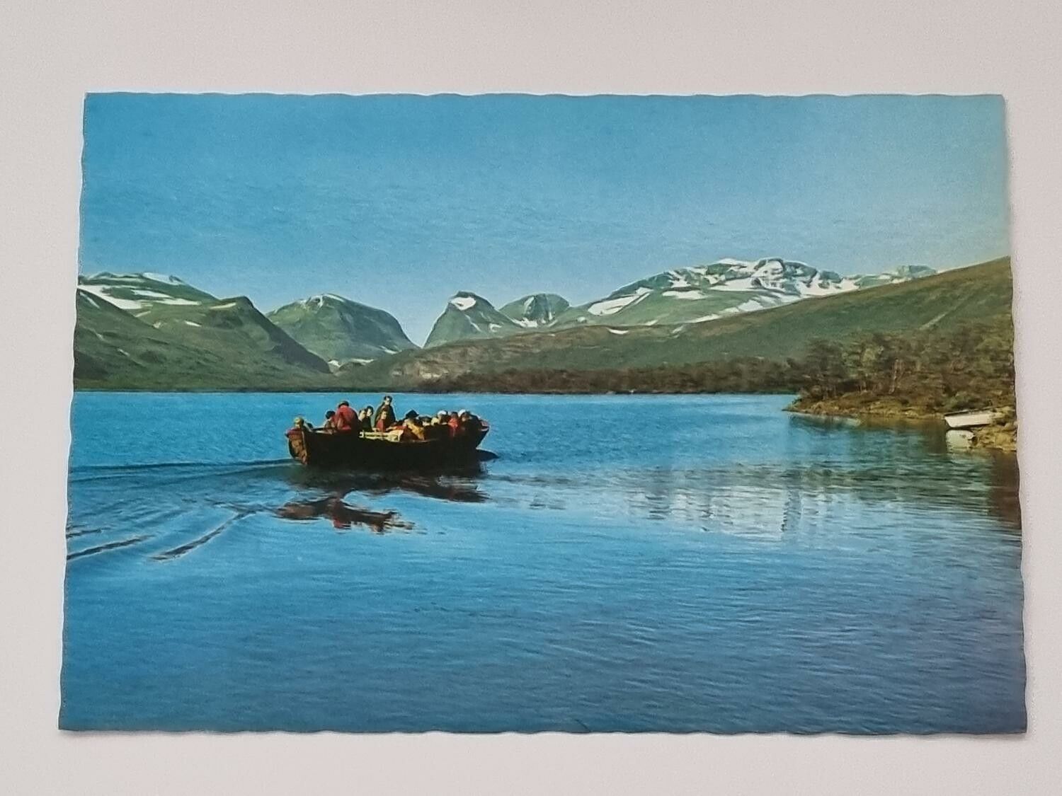 Vykort - Lappland. Turistbåten på Ladtjojaure. Kebnekaise i bakgrunden
