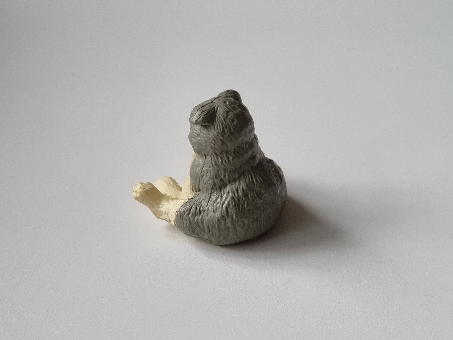 Katt som sitter på baken / miniatyr