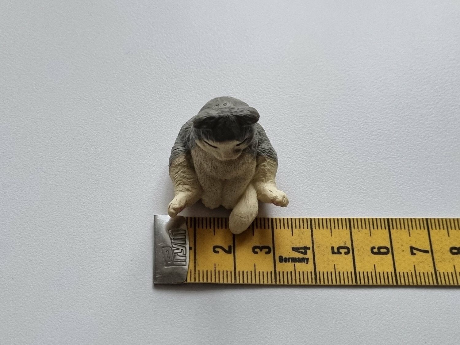 Katt som sitter på baken / miniatyr