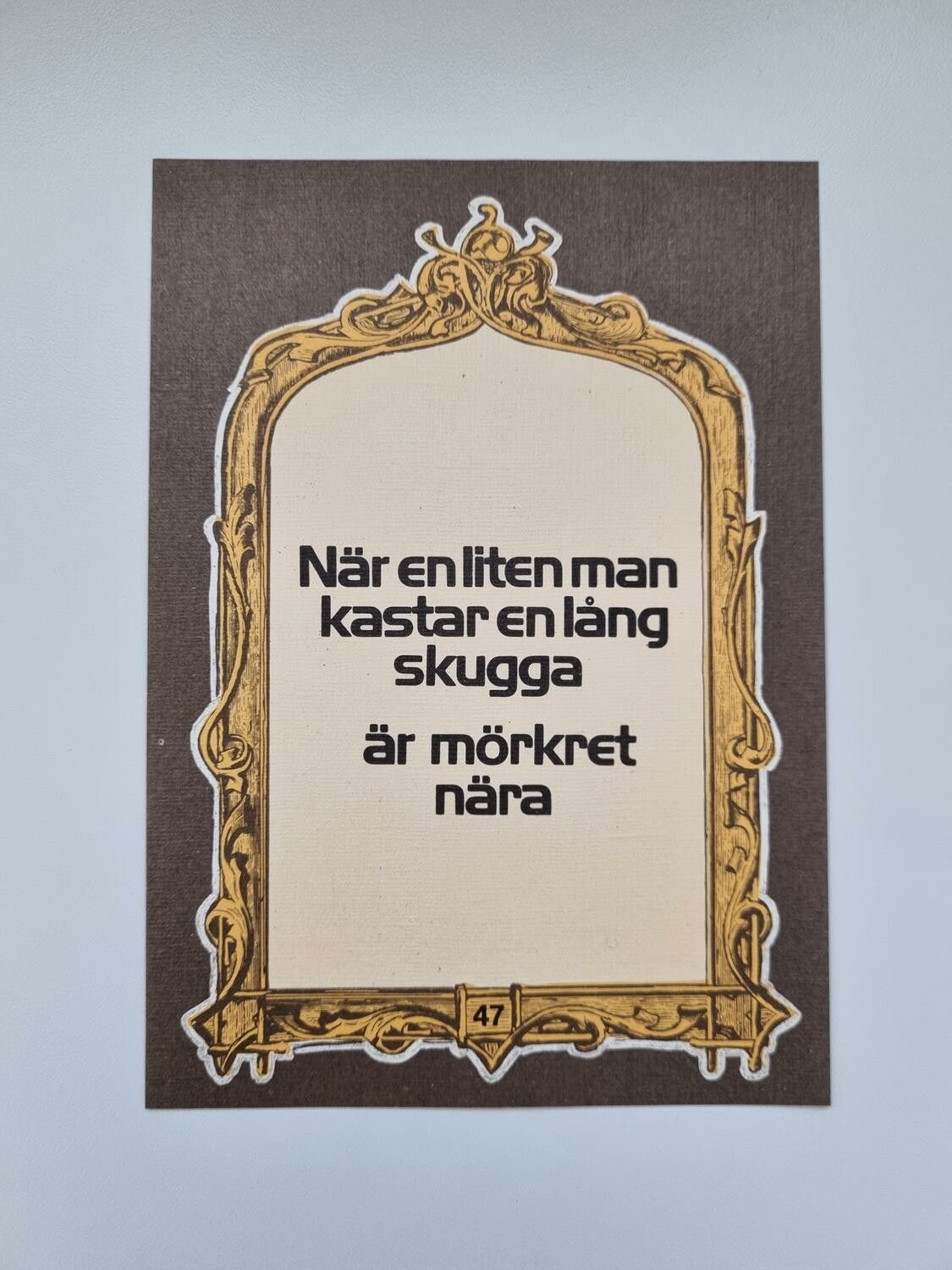 Vykort - När en liten man kastar en lång skugga är mörkret nära