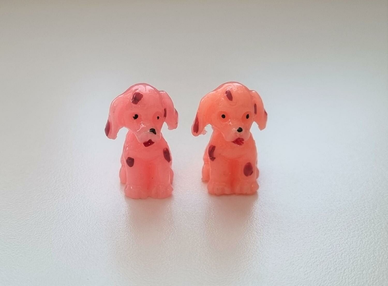 2 st handmålade hundar. Miniatyrer / figuriner för dockskåpet, tittskåp mm