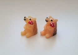 2 st små igelkottar. Miniatyrer / figuriner för dockskåpet, tittskåp mm