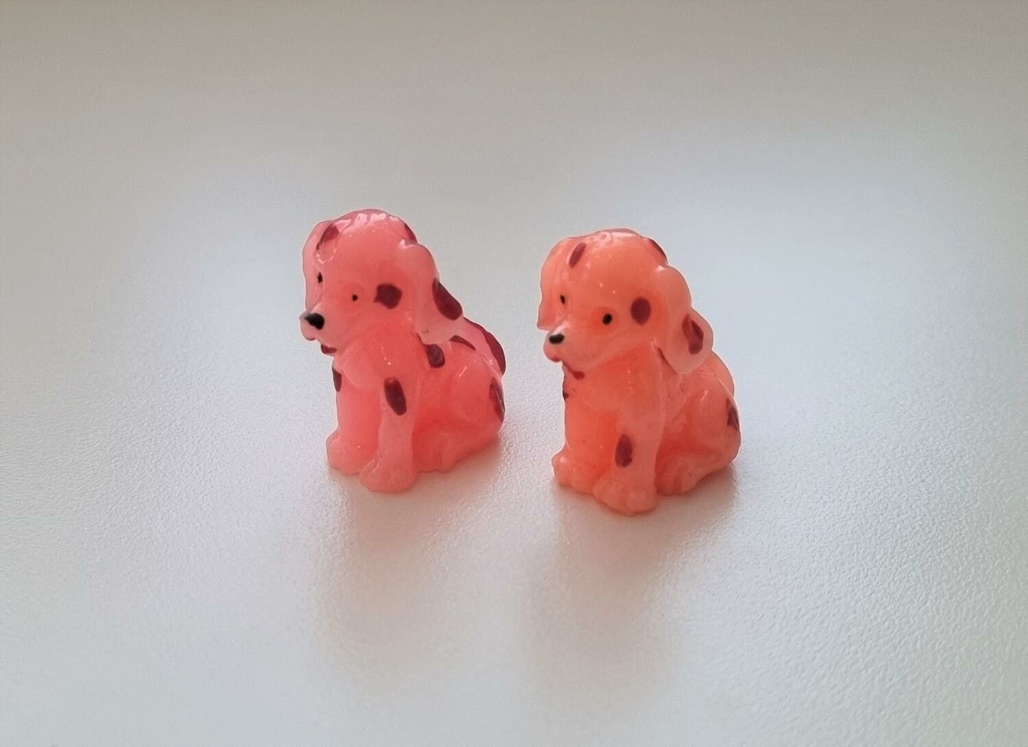2 st handmålade hundar. Miniatyrer / figuriner för dockskåpet, tittskåp mm