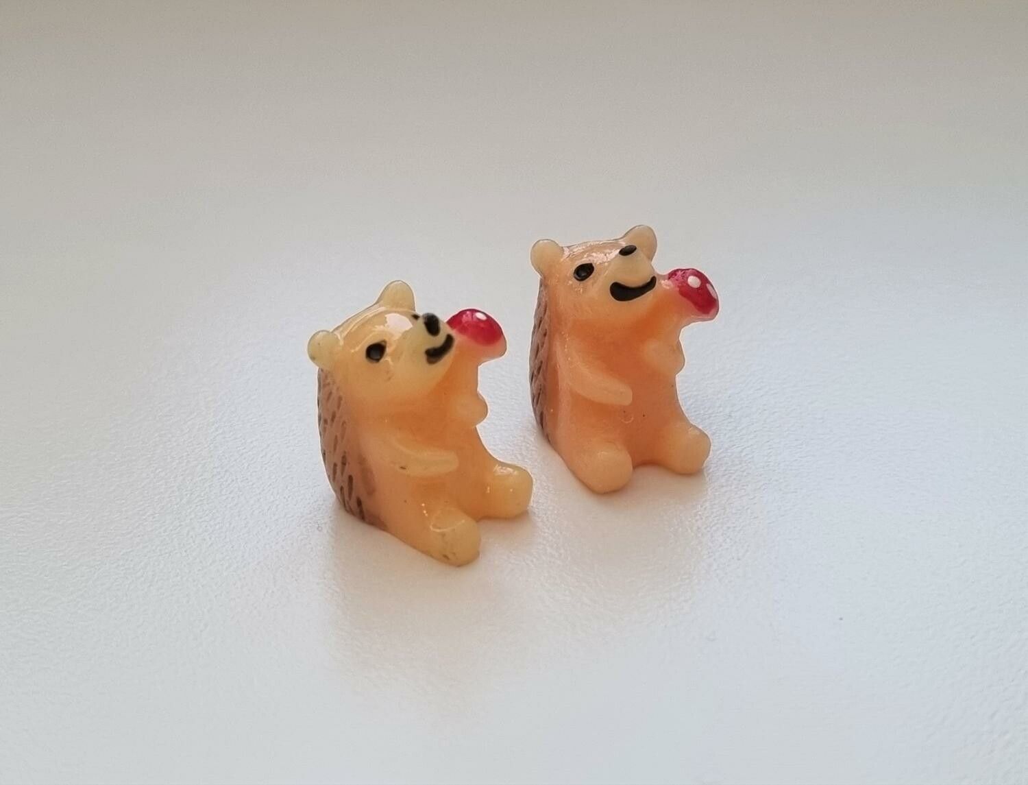 2 st små igelkottar. Miniatyrer / figuriner för dockskåpet, tittskåp mm