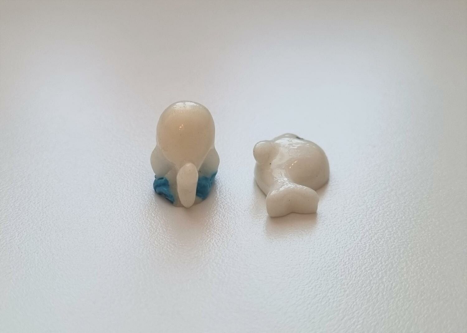 2 st små delfiner. Miniatyrer / figuriner för dockskåpet, tittskåp mm