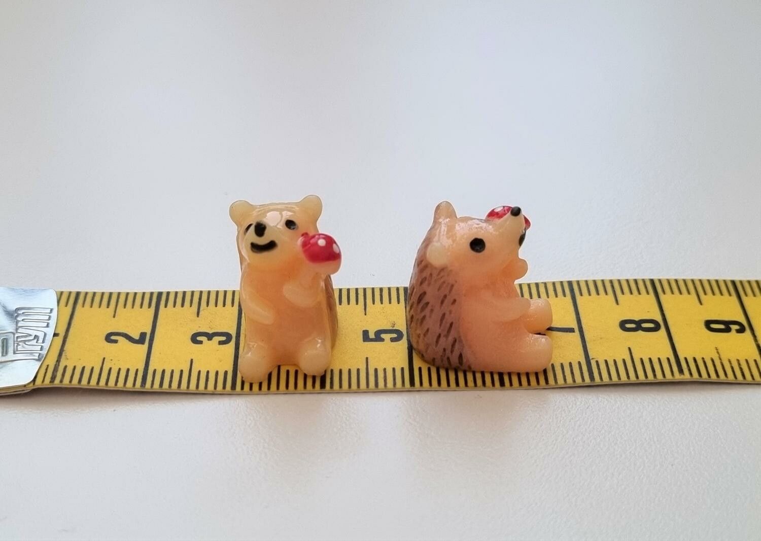 2 st små igelkottar. Miniatyrer / figuriner för dockskåpet, tittskåp mm