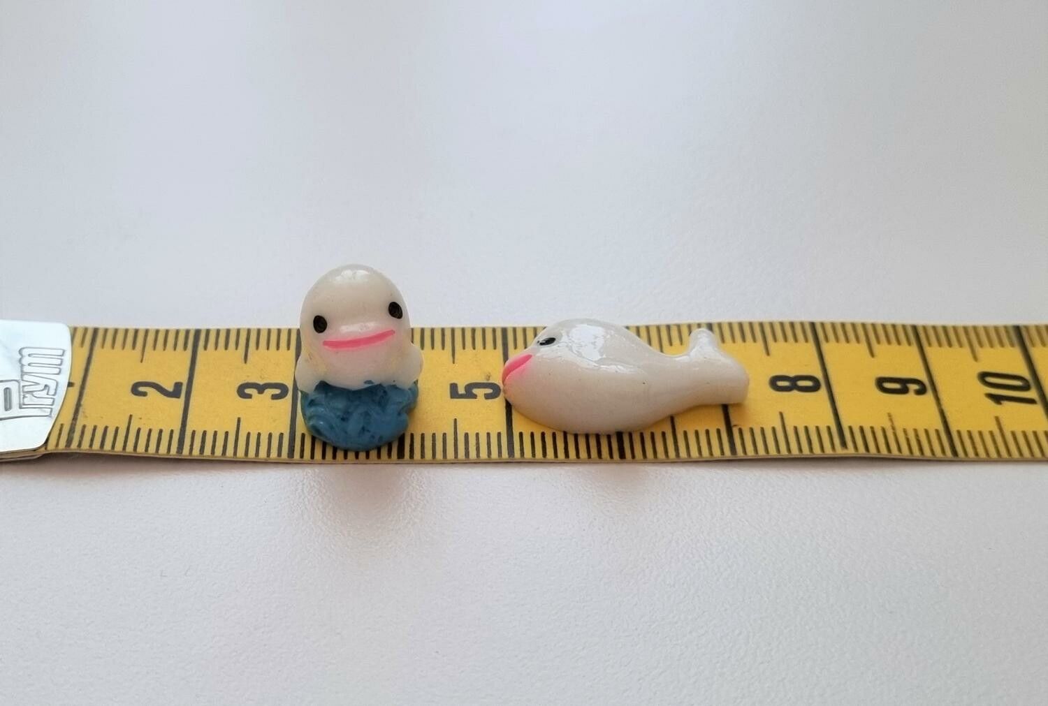 2 st små delfiner. Miniatyrer / figuriner för dockskåpet, tittskåp mm