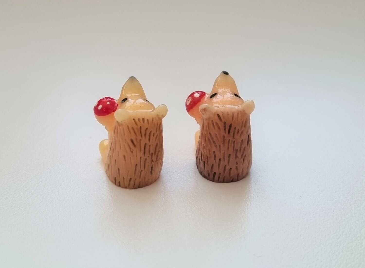 2 st små igelkottar. Miniatyrer / figuriner för dockskåpet, tittskåp mm