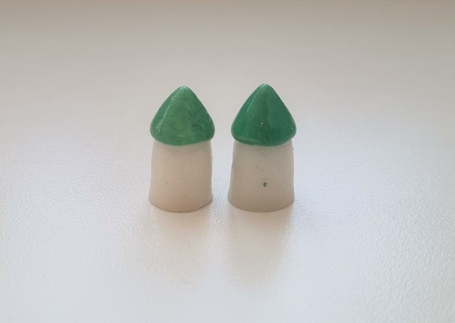 2 st små hus, minihus. Miniatyrer / figuriner för dockskåpet, tittskåp mm