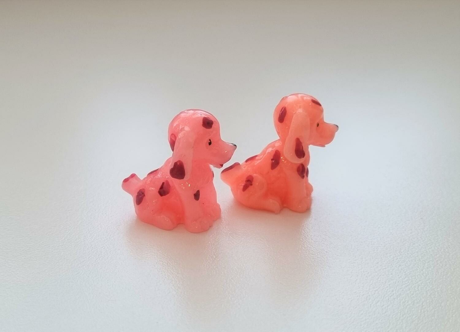 2 st handmålade hundar. Miniatyrer / figuriner för dockskåpet, tittskåp mm
