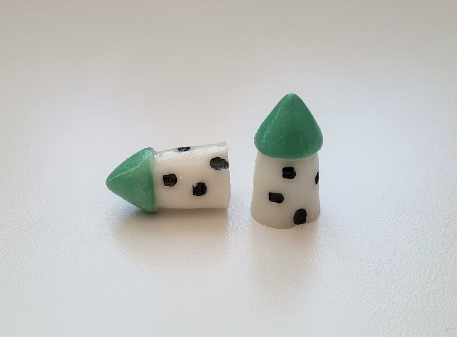 2 st små hus, minihus. Miniatyrer / figuriner för dockskåpet, tittskåp mm
