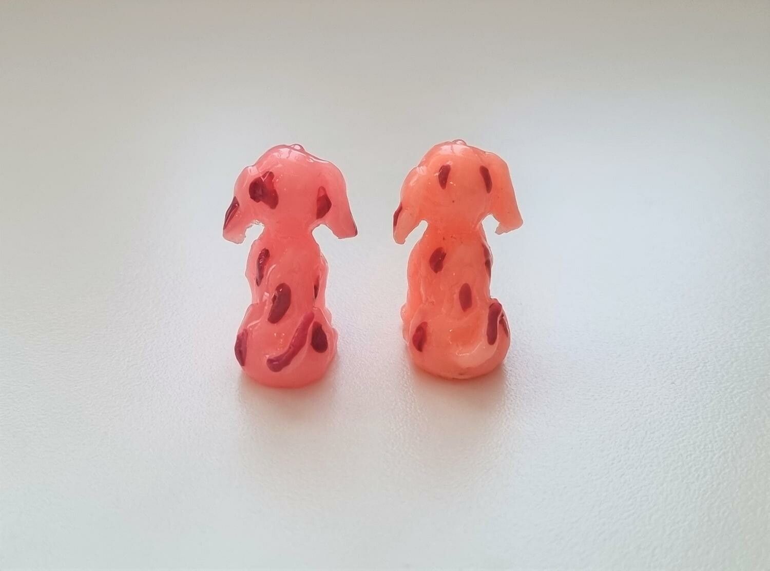 2 st handmålade hundar. Miniatyrer / figuriner för dockskåpet, tittskåp mm