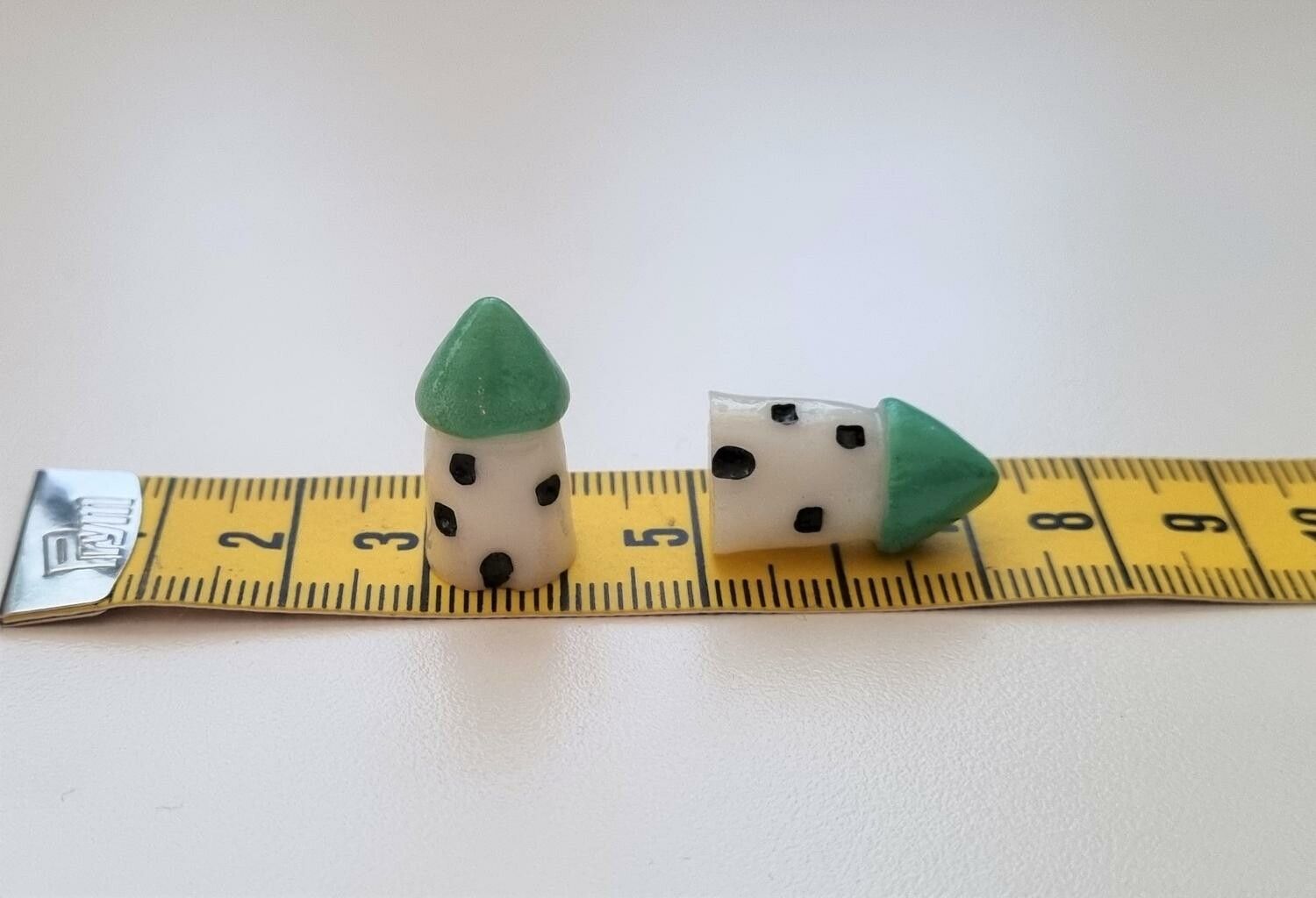 2 st små hus, minihus. Miniatyrer / figuriner för dockskåpet, tittskåp mm