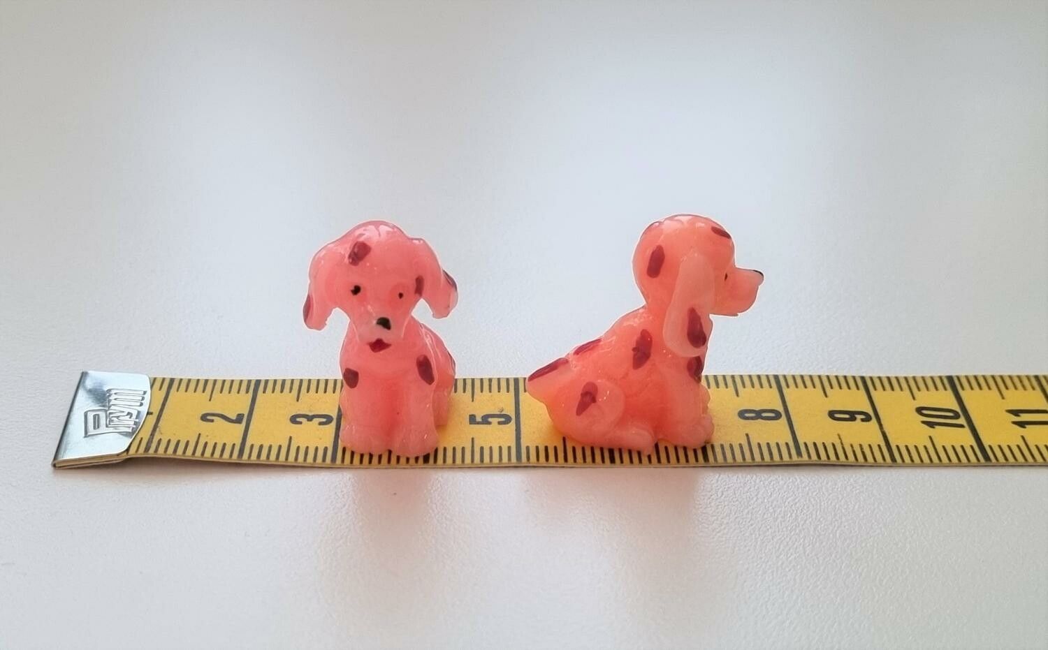 2 st handmålade hundar. Miniatyrer / figuriner för dockskåpet, tittskåp mm