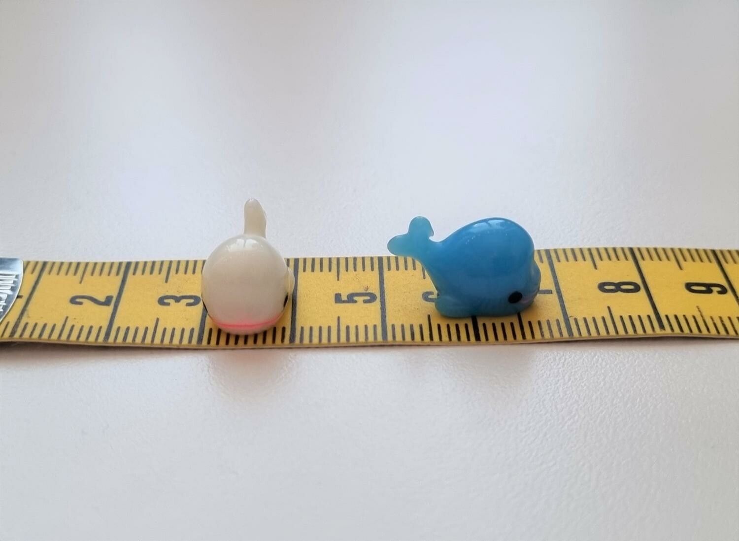 Söta små valar. Miniatyrer / figuriner för dockskåpet, tittskåp mm