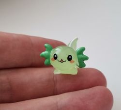 Handmålad axolotl, miniatyr för dekoration, dockskåp med mera