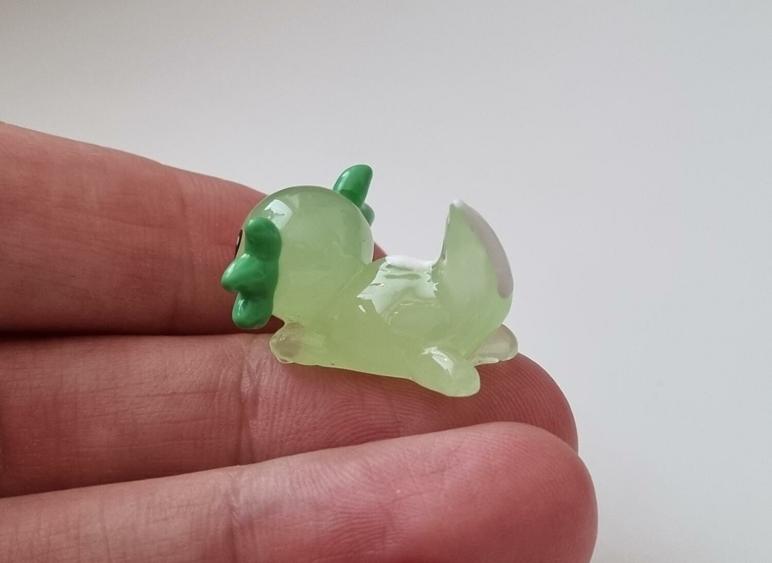 Handmålad axolotl, miniatyr för dekoration, dockskåp med mera