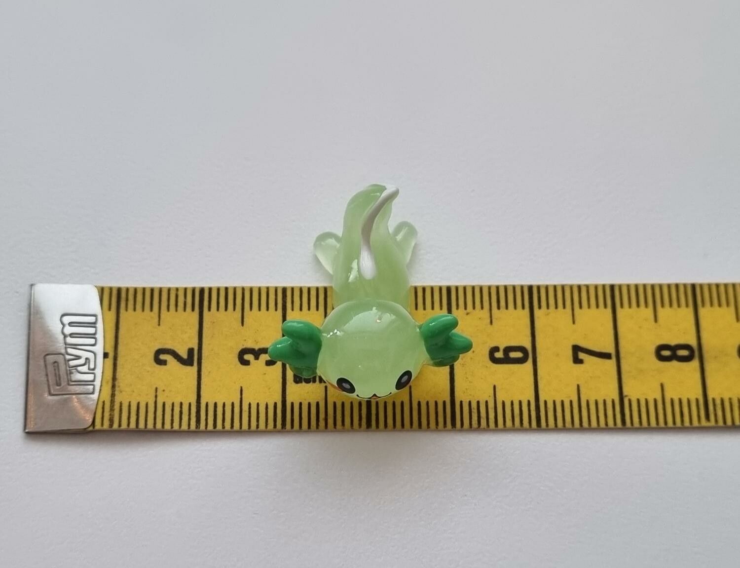 Handmålad axolotl, miniatyr för dekoration, dockskåp med mera