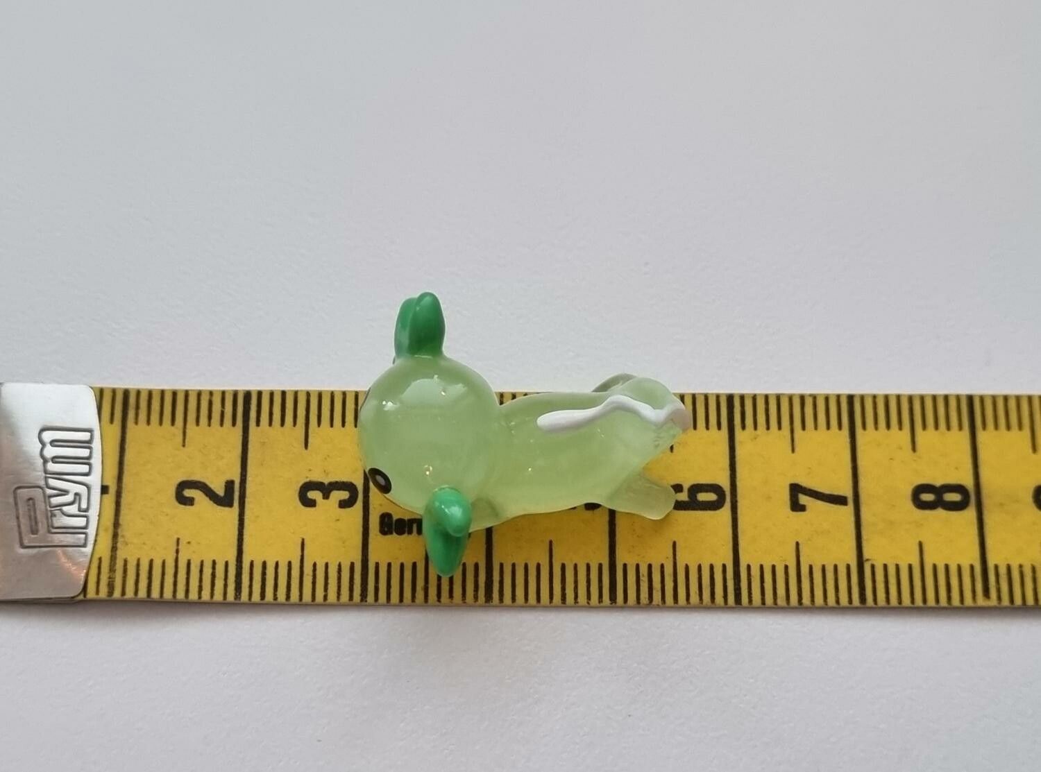 Handmålad axolotl, miniatyr för dekoration, dockskåp med mera