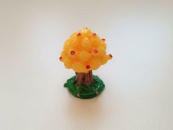 Handmålad gult träd, miniatyr för dockskåpet, tittskåp (3 cm hög)
