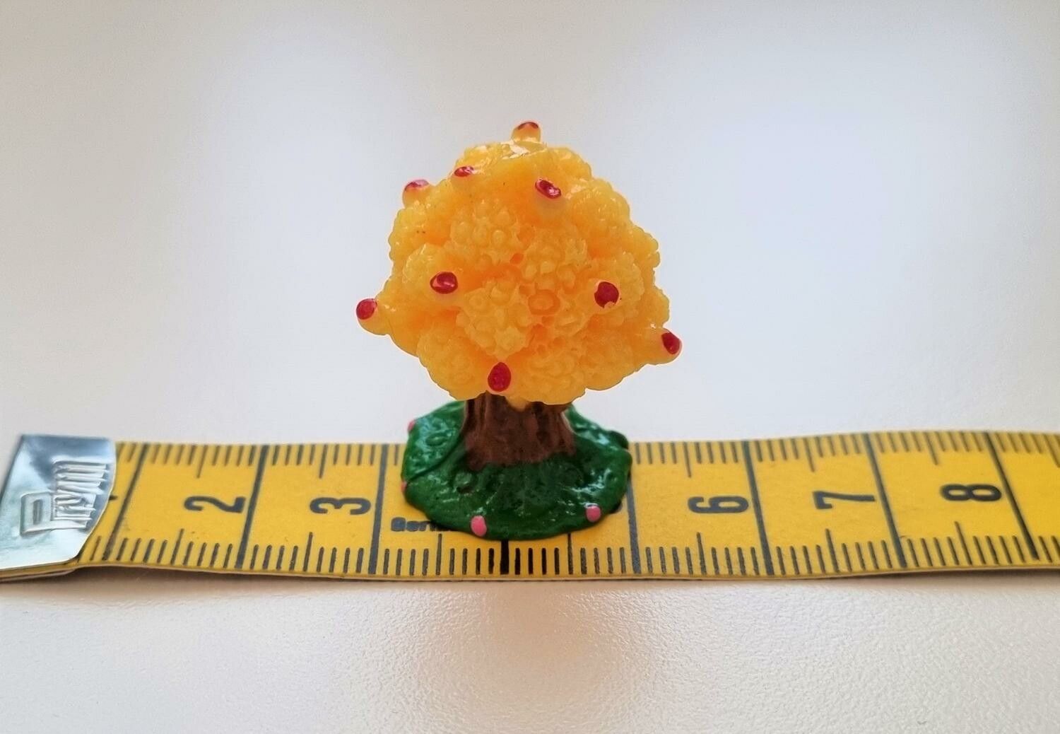 Handmålad gult träd, miniatyr för dockskåpet, tittskåp (3 cm hög)
