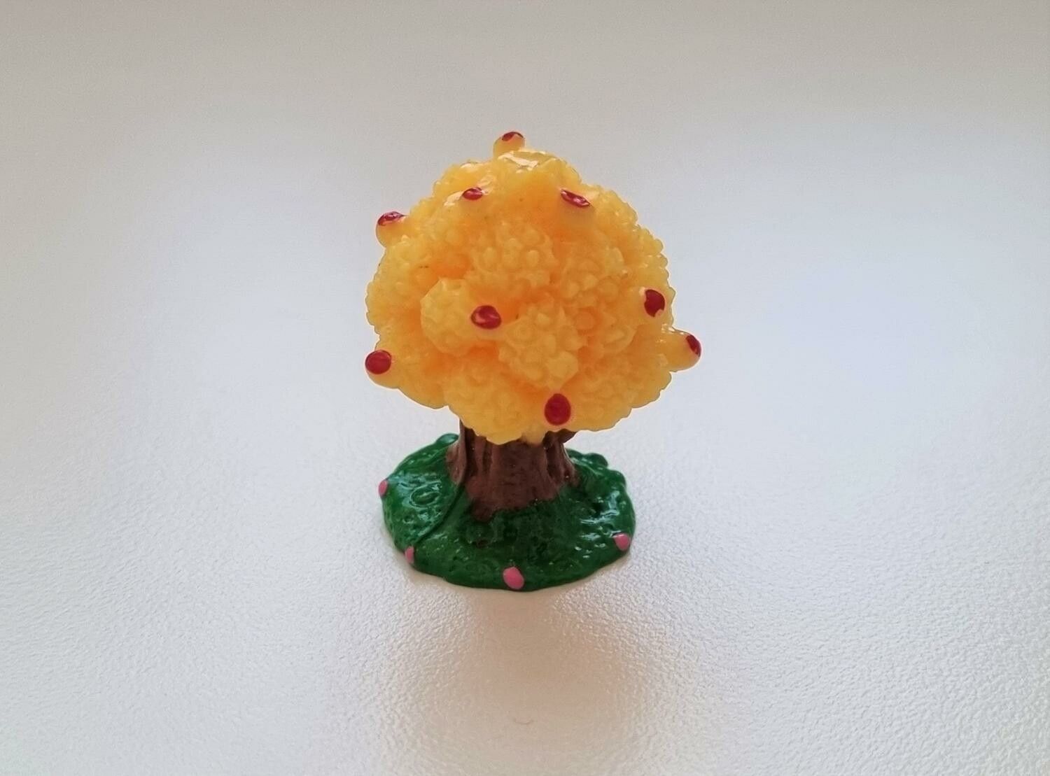 Handmålad gult träd, miniatyr för dockskåpet, tittskåp (3 cm hög)