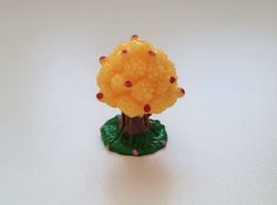 Handmålad gult träd, miniatyr för dockskåpet, tittskåp (3 cm hög)