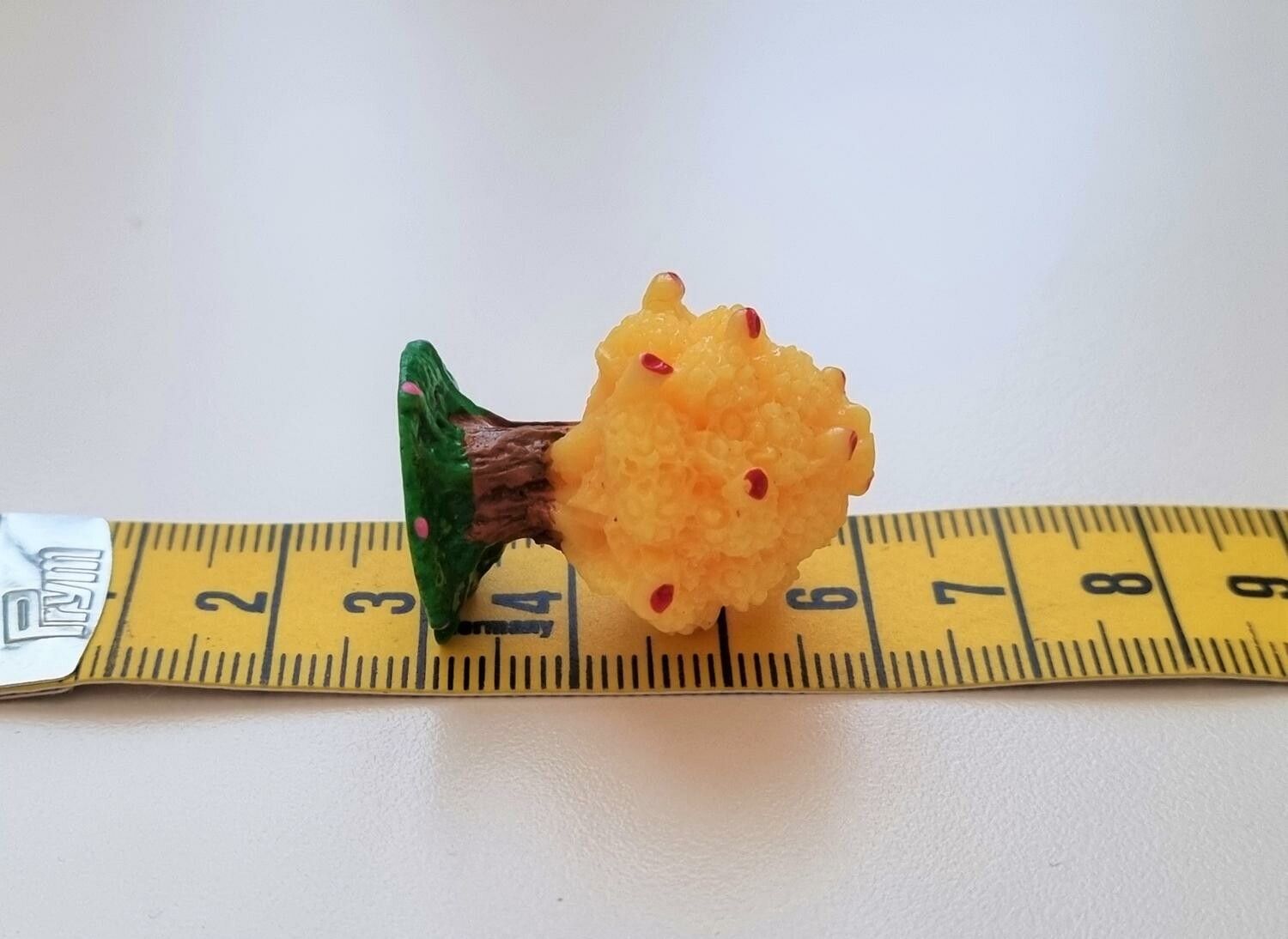 Handmålad gult träd, miniatyr för dockskåpet, tittskåp (3 cm hög)