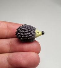 Handmålad igelkott, miniatyr för dekoration (1,4 cm hög)