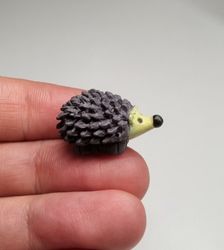 Handmålad igelkott, miniatyr för dekoration (1,4 cm hög)