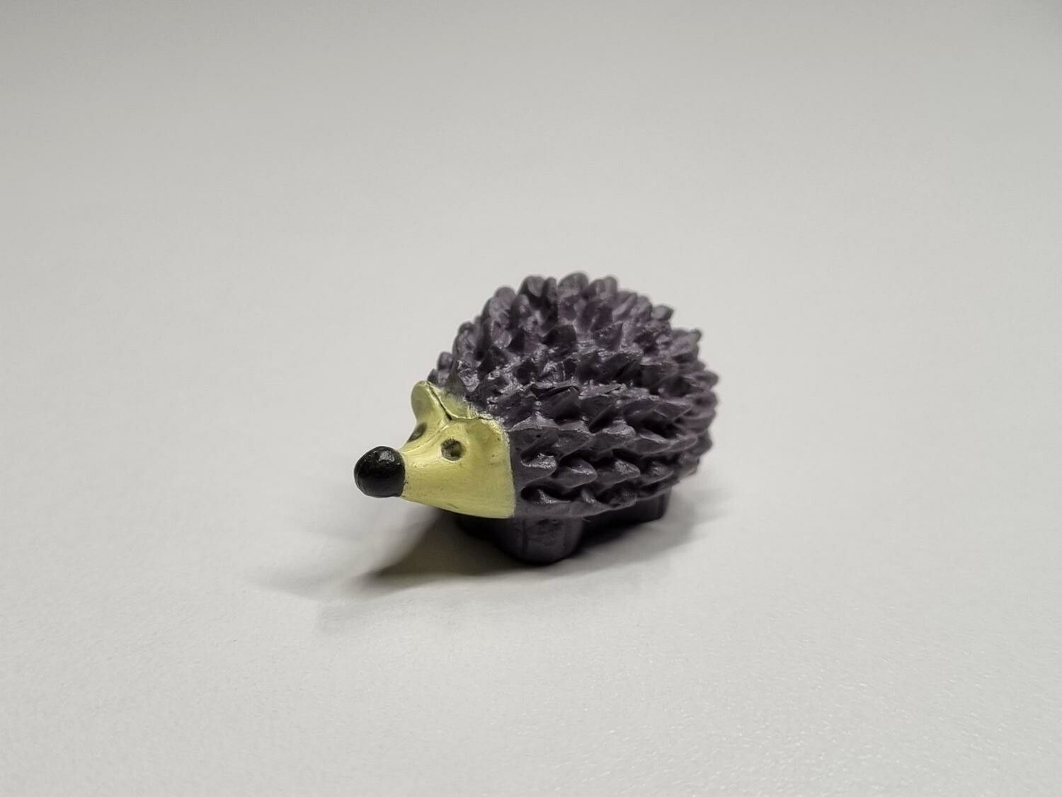 Handmålad igelkott, miniatyr för dekoration (1,4 cm hög)