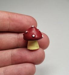Handmålad flugsvamp, miniatyr för dekoration (2 cm hög)