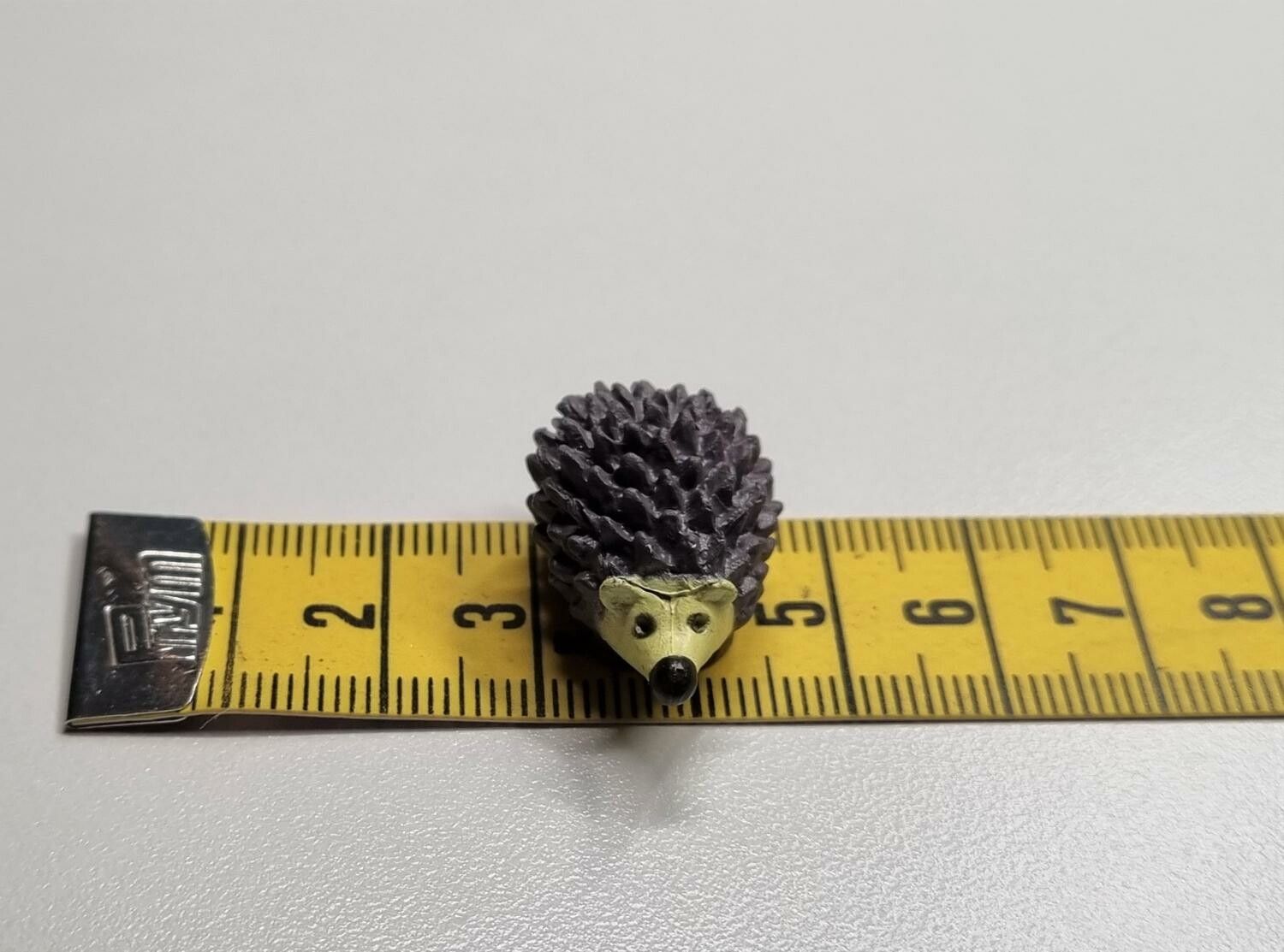 Handmålad igelkott, miniatyr för dekoration (1,4 cm hög)