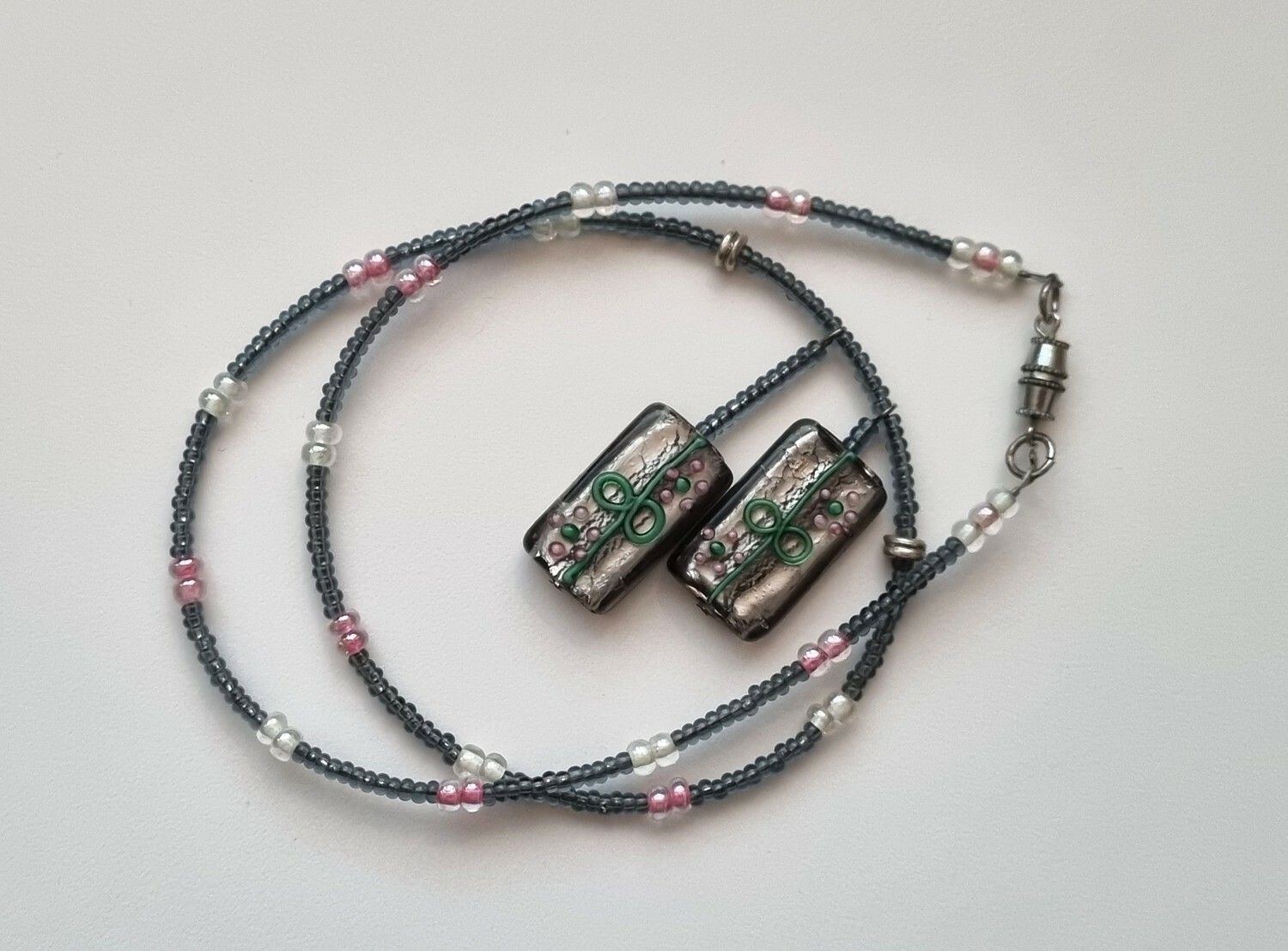 Halsband som går i grönt