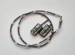 Halsband som går i grönt