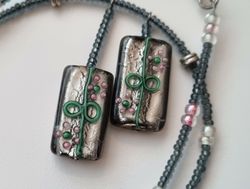 Halsband som går i grönt