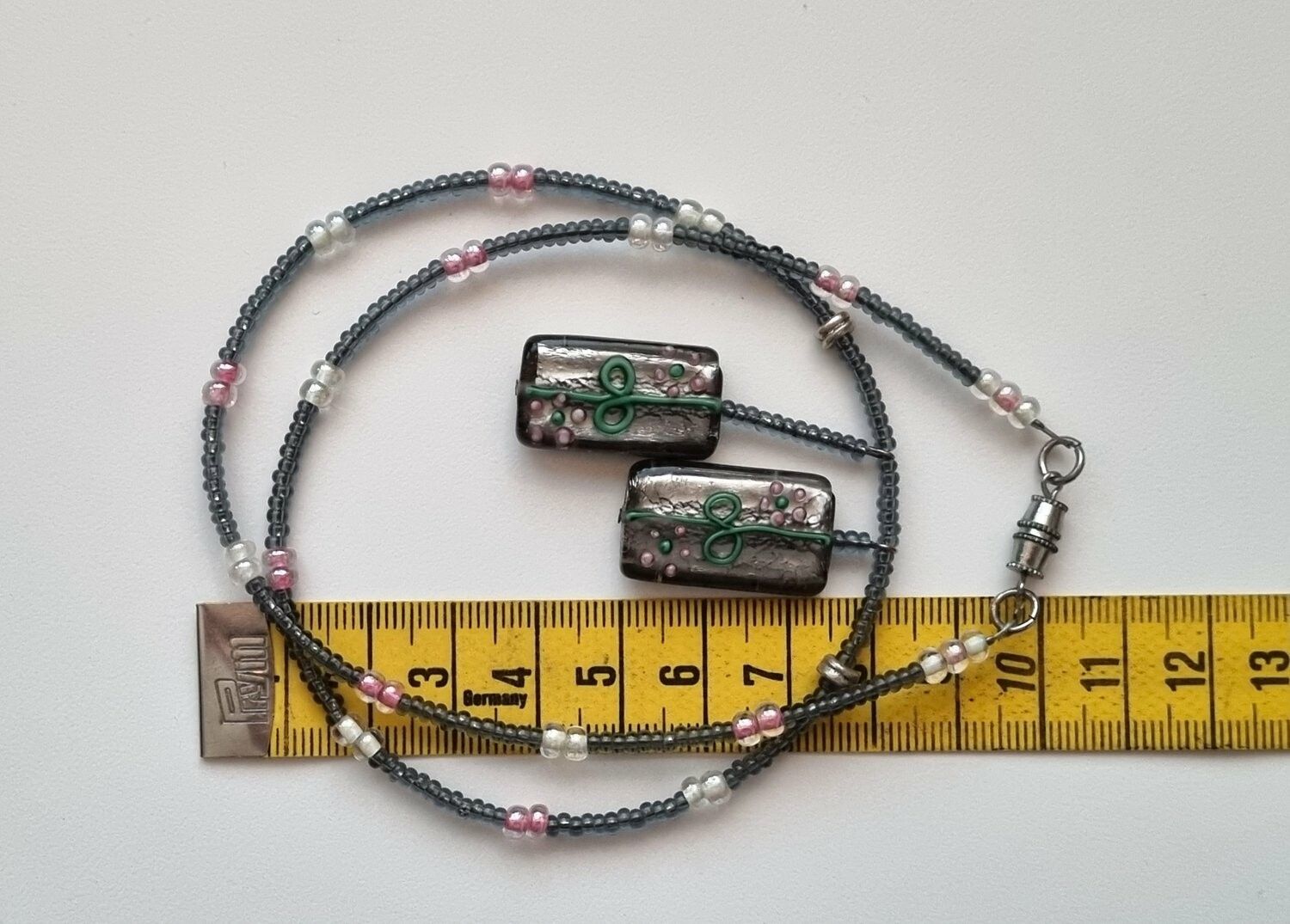 Halsband som går i grönt