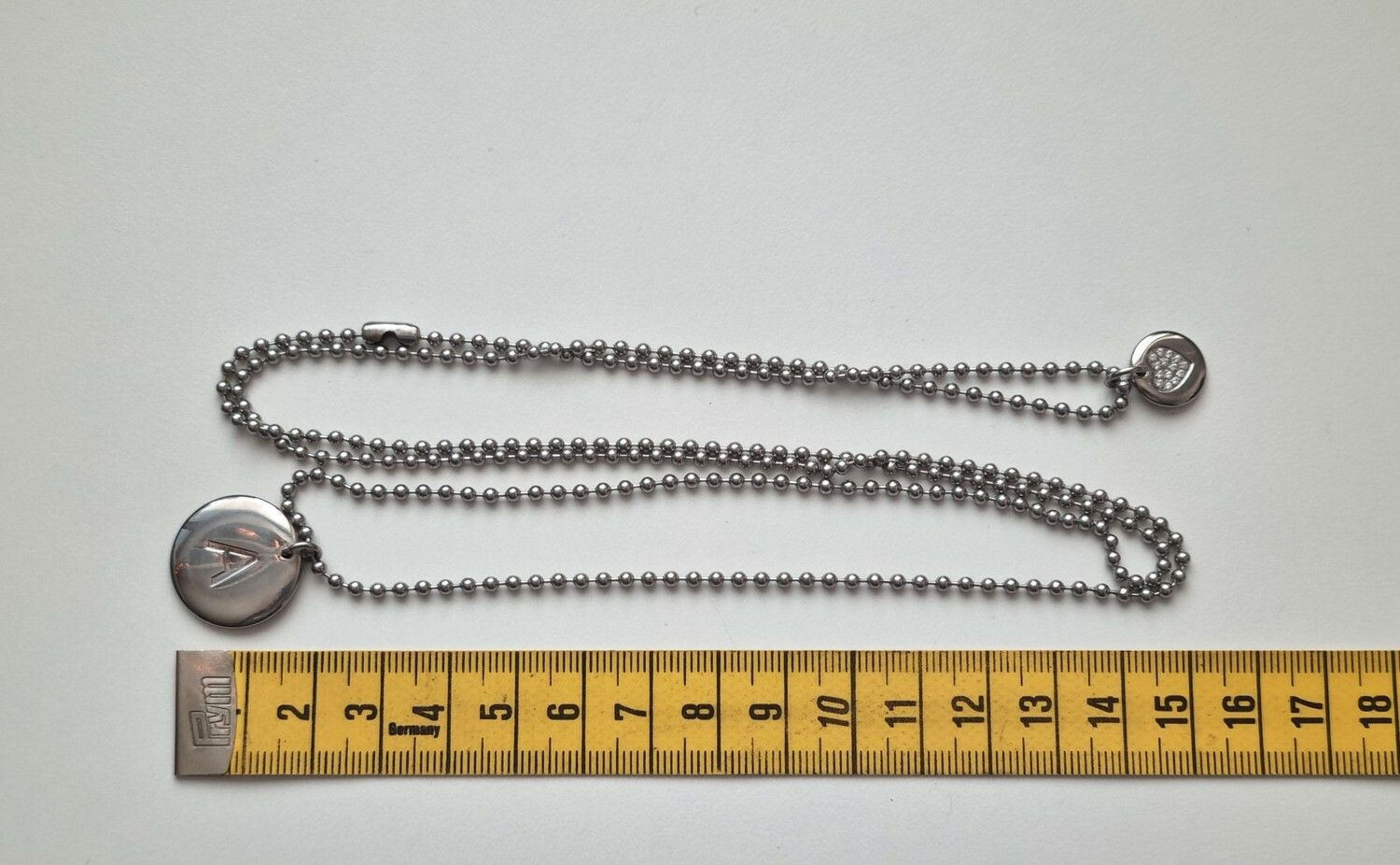 Halsband med två berlocker