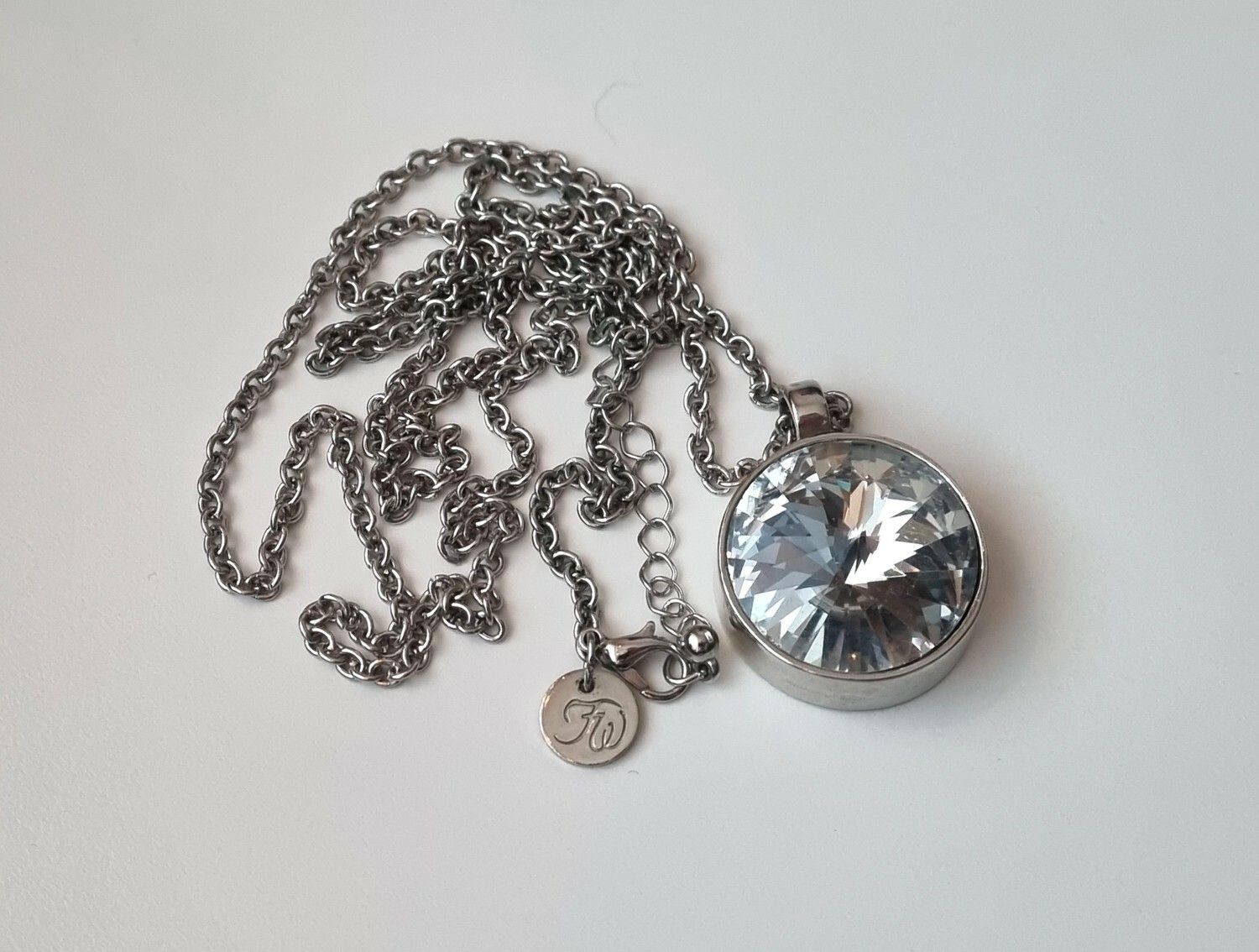 Halsband med stor pendel / kristall (ca 91 cm lång kedja)