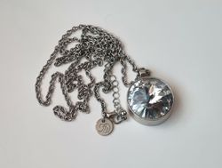Halsband med stor pendel / kristall (ca 91 cm lång kedja)