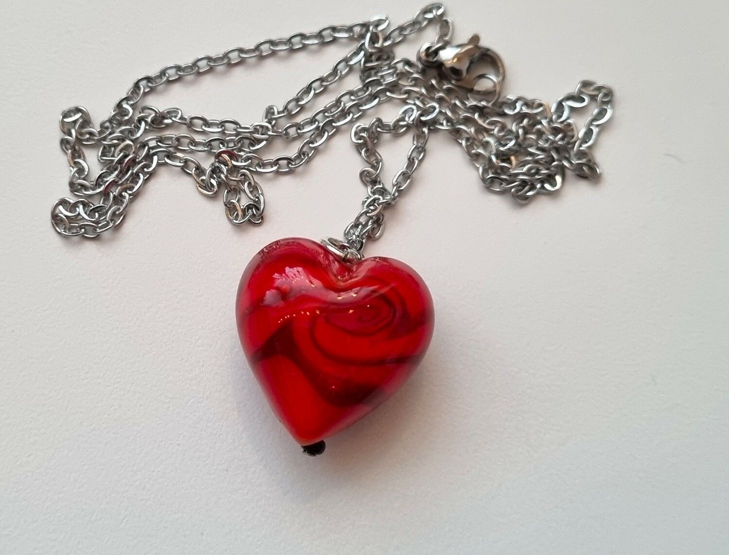 Halsband med rött hjärta