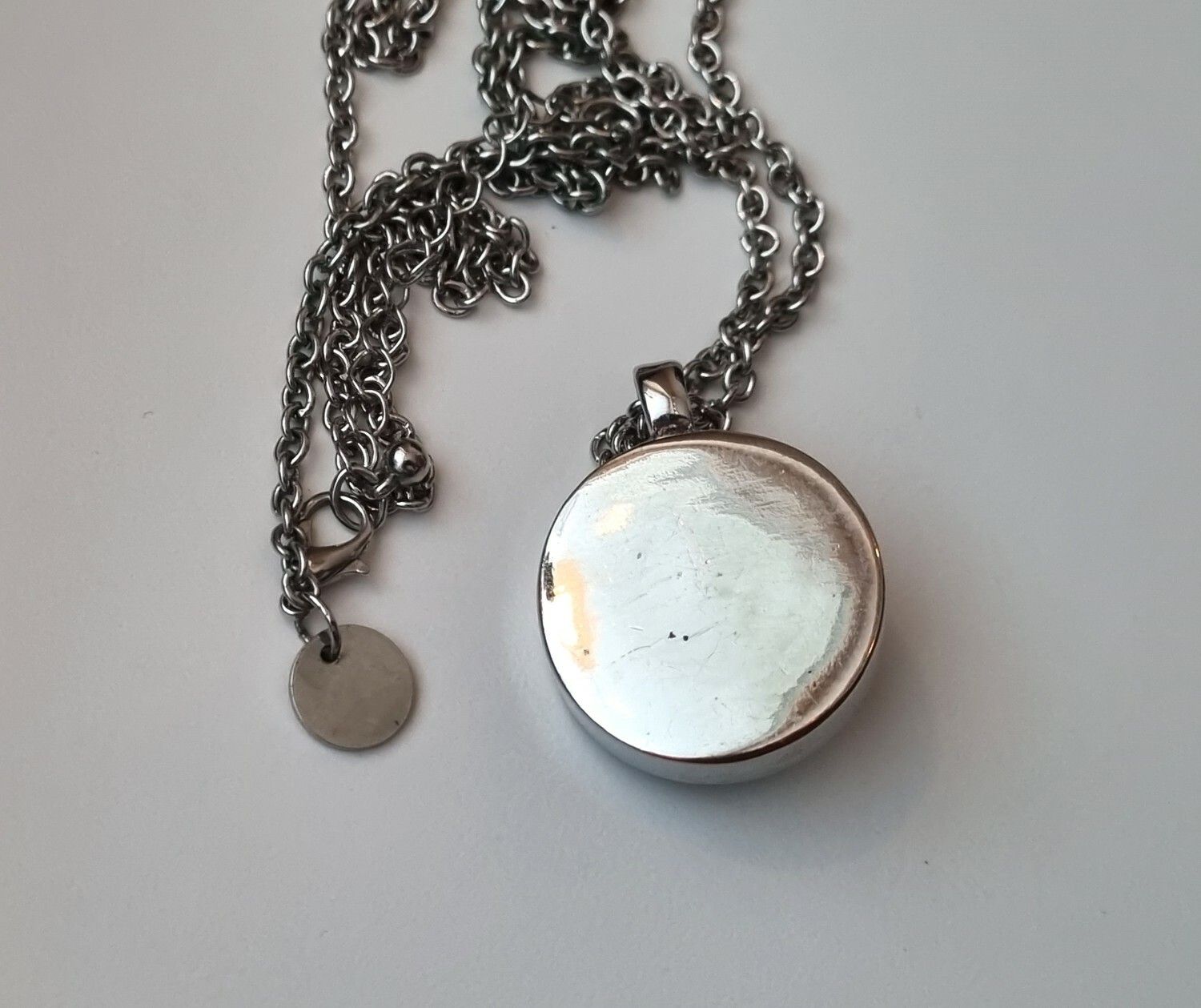 Halsband med stor pendel / kristall (ca 91 cm lång kedja)