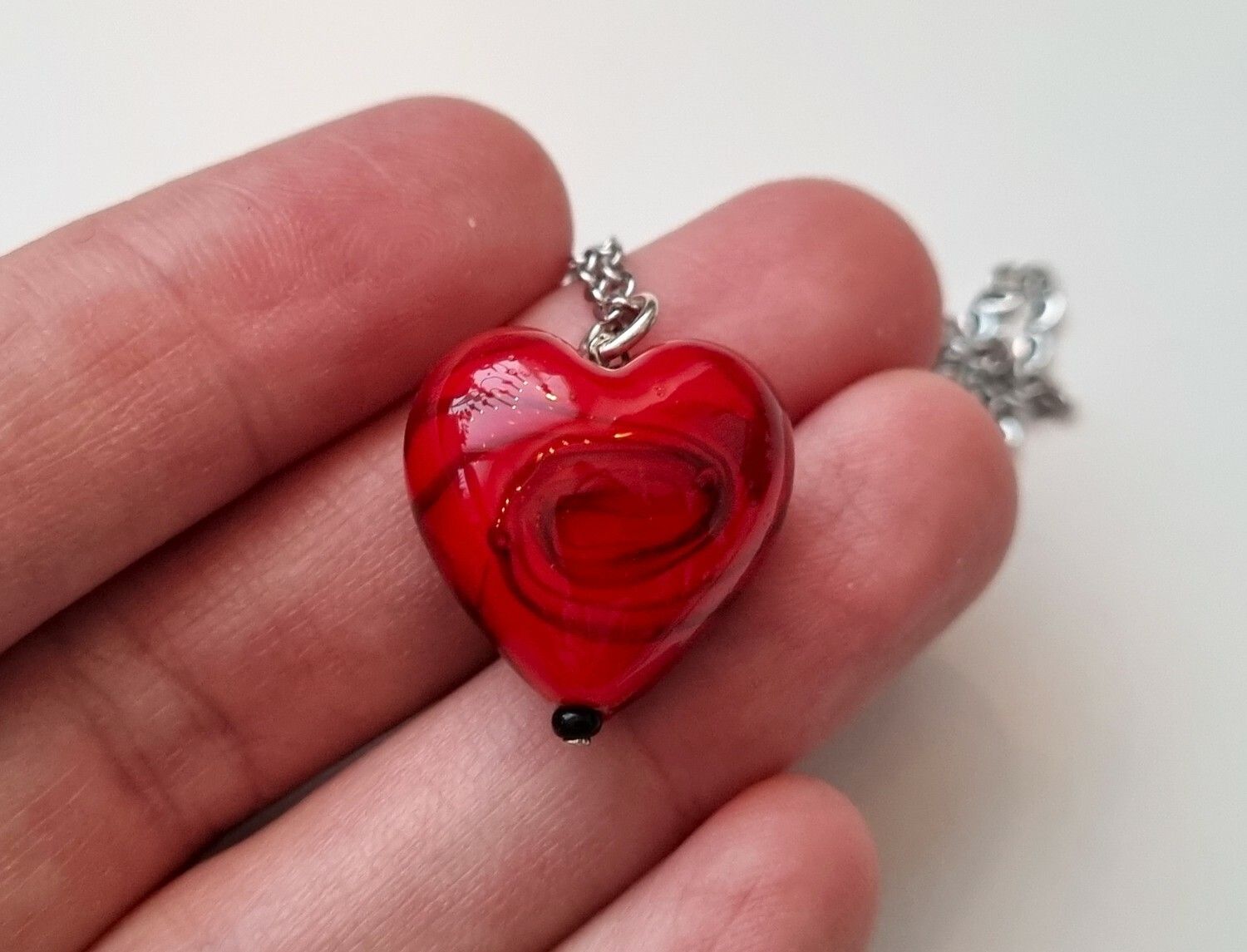 Halsband med rött hjärta